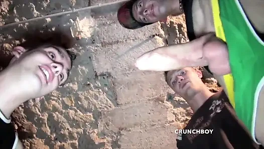 Twink bodrumda büyük yaraklı 2 üst düzey oğlan tarafından sikiliyor