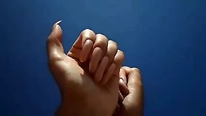 Sahilde uzun tırnaklar ve kum