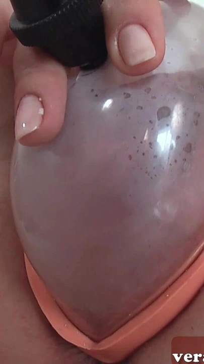 Latin orta yaşlı seksi kadın dildo gösterisi yapıyor | Klip 2