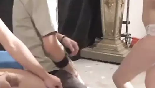 Genç erkekler pound sıcak esmer bebek içinde hardcore dörtlü