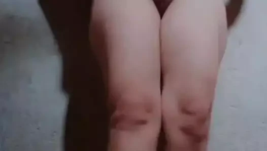 Güzel seksi kız banyoda gizlenerek mastürbasyon yapıyor