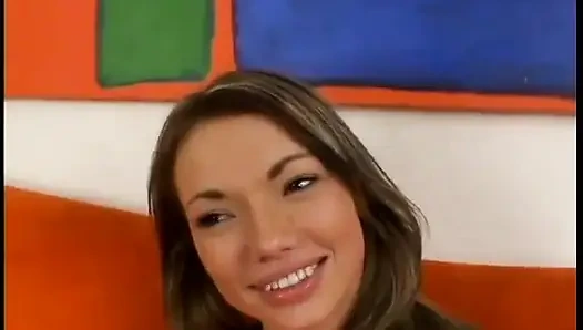 Azgın hatun sert bir yarağa güzel bir oral seks yapmaktan hoşlanıyor