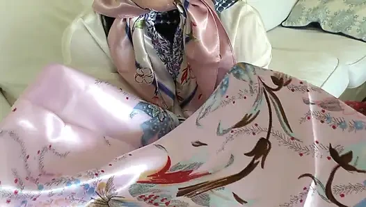 Saten eşarp sevgilisi ve parlak saten eşarbına boşalıyor, Lady Victoria Valente