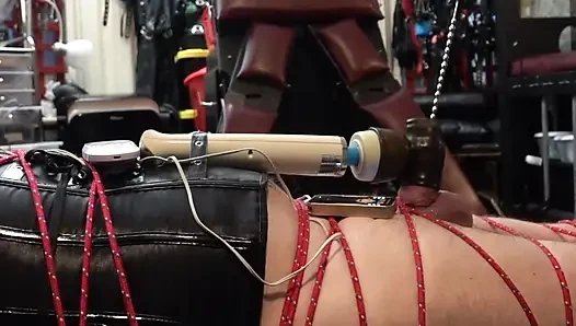 Tabut esaret tahtasında bağlı penis pompası ve e-stim cbt
