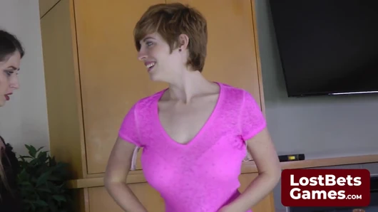 Striptiz yapan korsan penguen eziğinin götü kızarıyor ve sallıyor