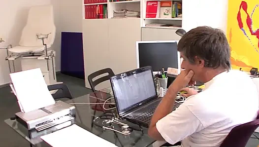Büyük memeli Alman orta yaşlı seksi kadın doktorun ofisinde yarağa biniyor