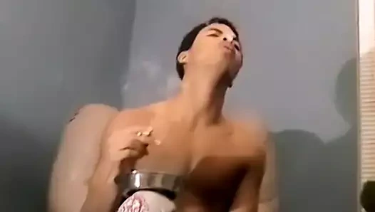 Siyah genç adam okşayarak tutkulu derin boğaz alır