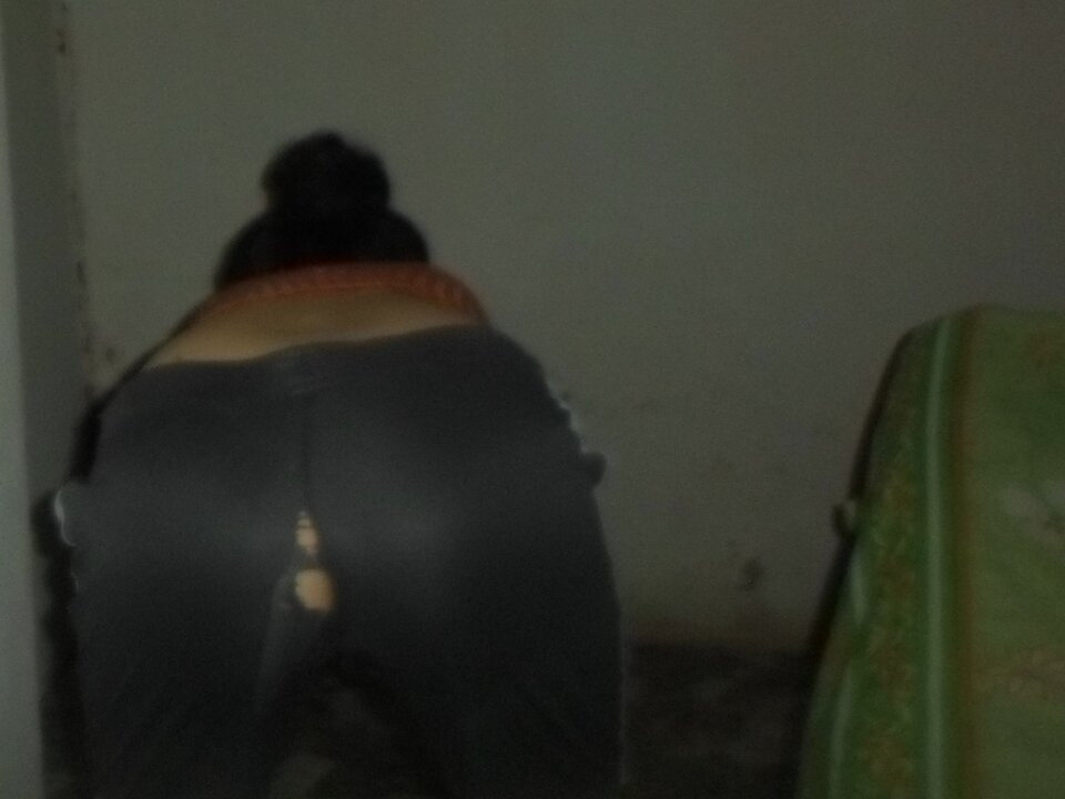 Odamda şortla dans ediyorum