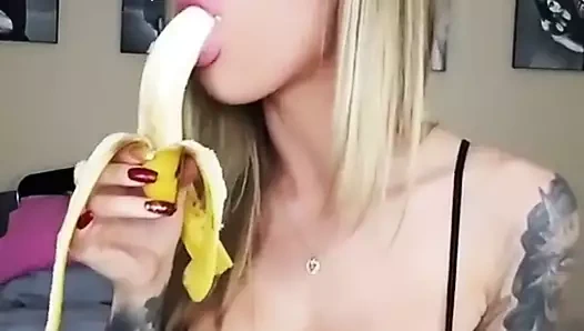 Sarışın bir muz üzerinde emme becerilerini gösterir