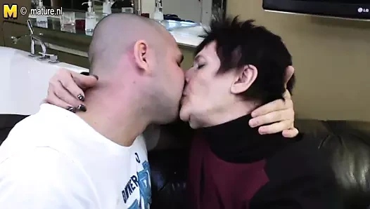 Büyükanne genç oğlan tarafından becerdin