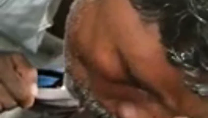 Hintli kadın emiyor