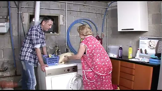 Orta yaşlı seksi kadınlar hiç olmamış gibi birbirlerinin amlarına sokuyor - 3