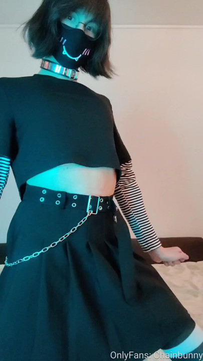 Yakalı femboy tavşanı kremsi bir döl boşaltıyor!