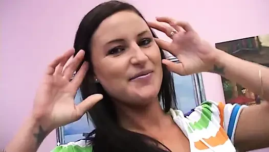 Olgun esmer orta yaşlı seksi kadın büyük yarakla sert sikişiyor