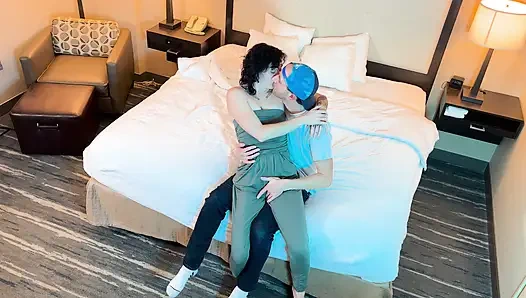 Dövmeli bir güzeli öpüyor