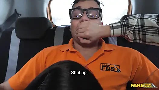 Kar ve büyük memeler arasında sıkıştı