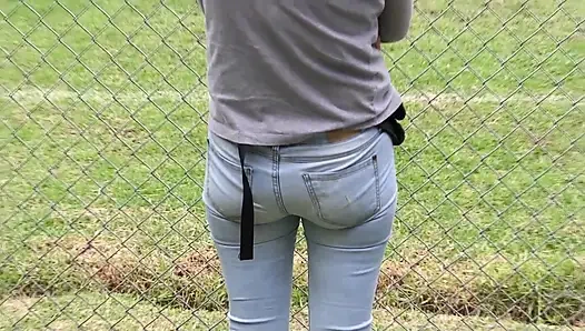 Karım mastürbasyon yapıp sikebilmeleri için büyük götlerini arkadaşlarına gösteriyor