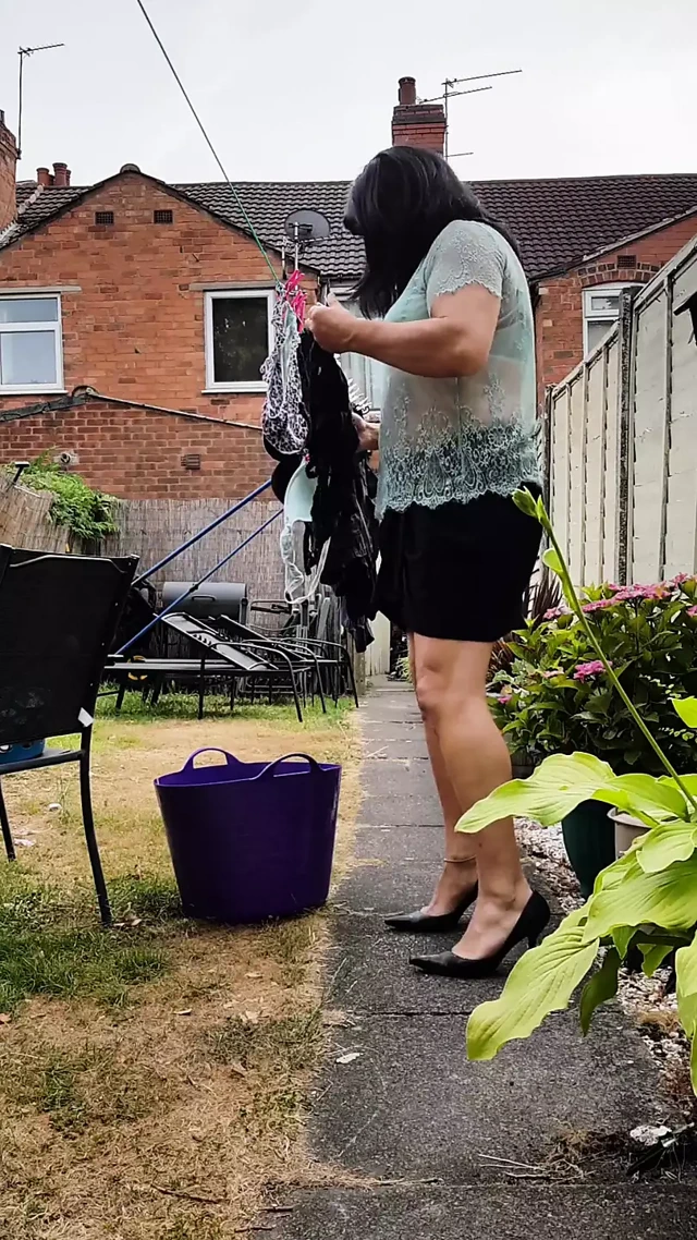 İç çamaşırımı takıyorum.