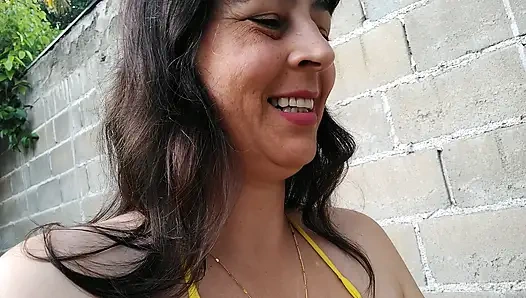 Amatör evli kadın dışarıda mikro bikiniyle seni azdırıyor