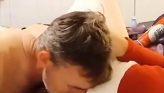 Ateşli orta yaşlı seksi iri güzel kadın arkadaşının göğüslerinden ve amından kırbaç kremi yemesine izin veriyor!