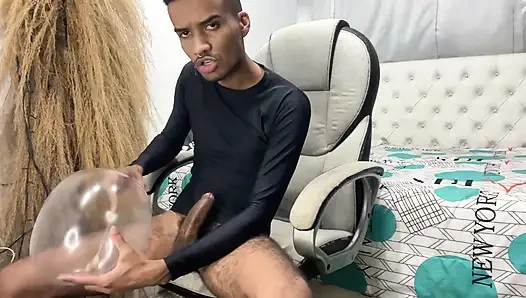 Spor salonundan eve geldim ve şişirilmiş prezervatifle sikişmeye başladım