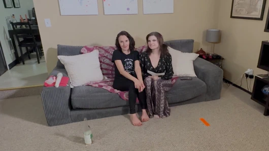 İki ateşli lezbiyen ile striptiz oyunu