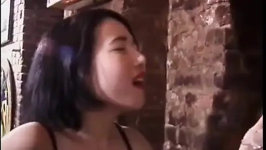 Seksi Asyalı sert ateşli oyunlar oynamayı seviyor