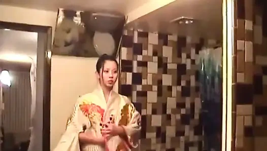 Asyalı minyon sikişiyor, yatak odasında eliyle sikiliyor... Memelere boşalma