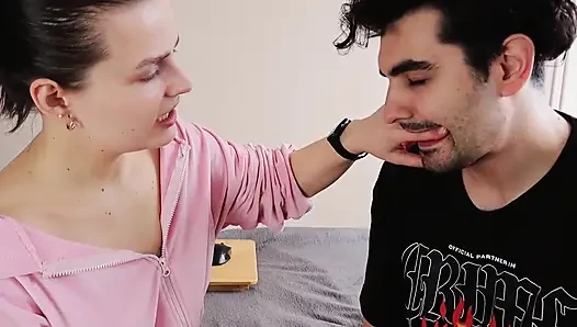 parmaklarını ilk kez ısırıyor