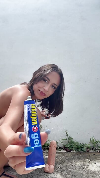Oyuncu, yeni başlayanlar için anal seks nasıl yapılır üzerine bir ders veriyor