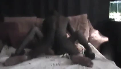 karısı onun sırtında