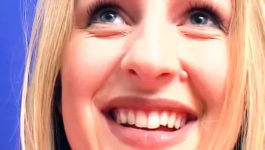 Güzel Alman sarışın ateşli kovboy kız pozisyonundan sonra döl içiyor