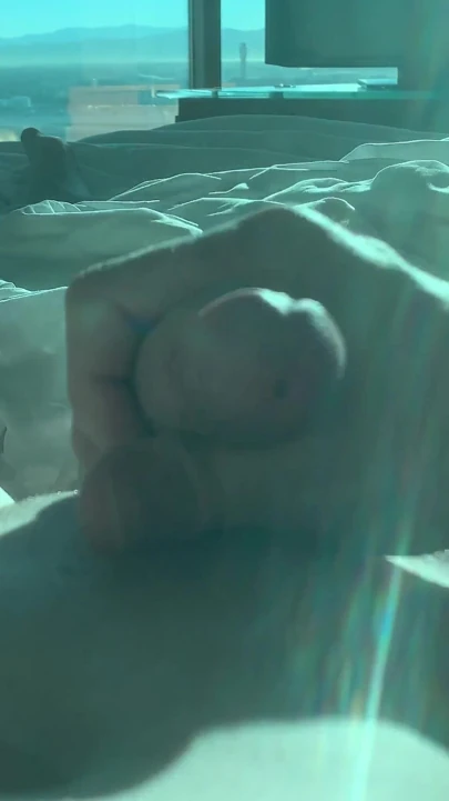 Sıska kızıl saçlı twink yoğun orgazm için mastürbasyon yaparken büyük boşalma