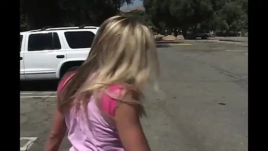 Ateşli sarışın ağzına boşalana kadar uzun bir yarak emiyor