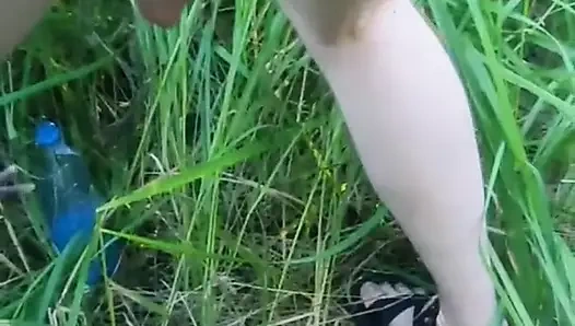 Kocamı ormanda büyük bir dildoyla sikiyorum