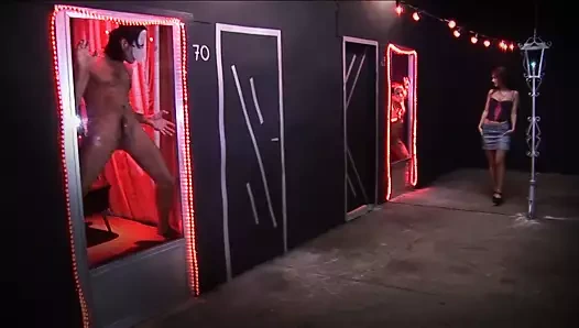 Pis fahişe maskeli erkeklerin musluklarını alır