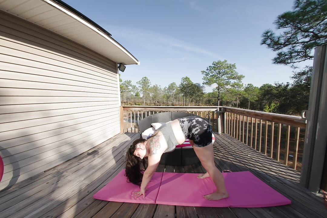 Esmer güzel riley saltanat çıplak yoga ve mastürbasyon yapıyor