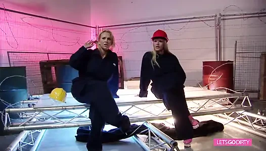 Harika memeli file çoraplı sarışın kızlar bir yarakla eğleniyor