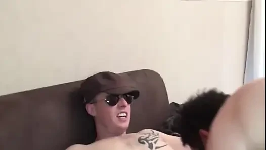 Güzel Bir MILF Komşuların Gürültüsünden Şikayet Ediyor Ve Toplu Seks Yapıyor