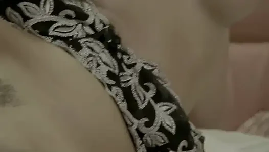 Renata Black, Güzel Iç Çamaşırı Ve Poposunda Kocaman Bir Penis.