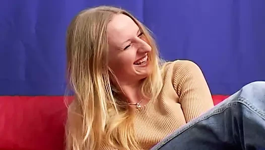 Güzel Alman genç gets ona aç ağız dolu ile sıcak boşalmak