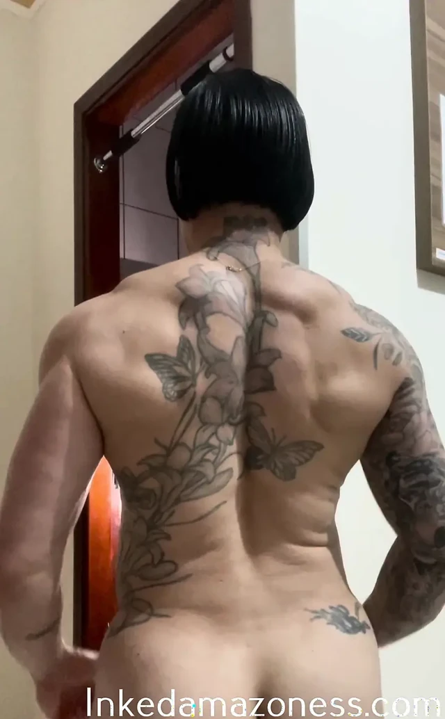 Gel bu dövmeli kaslı anneye hayran kal