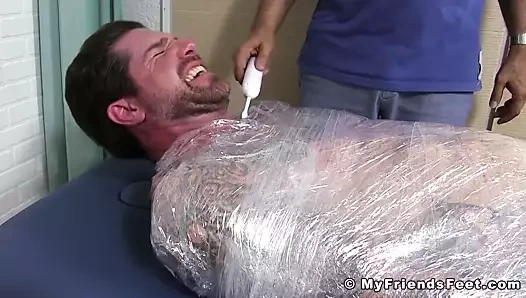 Sporcu clint ayaklarını bdsm tarzı gıdıklamak için sarılmış