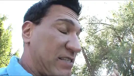 Güzel Bir Esmer İçin Kanepeye Binmek