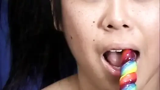 Seksi Asyalı genç kız amcık sikişiyor... ağzına boşalma