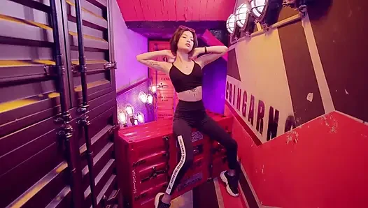 Seksi Asyalı kız tek başına gösteri