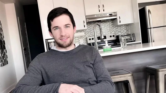 Üvey kardeşler karantina sırasında striptiz poker oyunu oynuyor