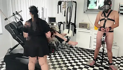 Bağlı olgun köle fetiş kliniği grup sekste derinden parmaklanıyor