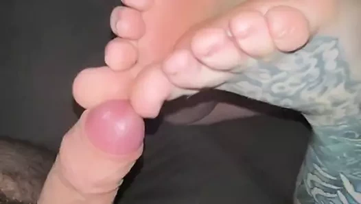 Goth gf verir bana bir footjob