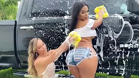 Rose Monroe ve Kelsi Monroe ile sürtük kamyon yıkamada harika üçlü seks, sonra çılgın büyük götlü üçlü seks!